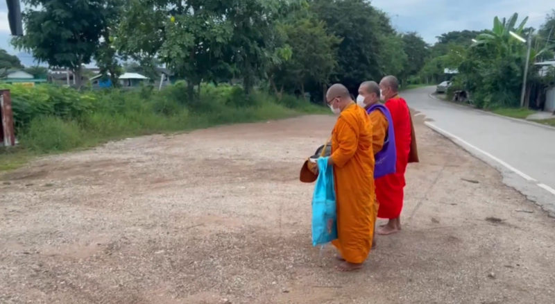 ใครใส่บาตร? พบพระบิณฑบาตให้พรโดยไม่เห็นตัวคนใส่ที่อำนาจเจริญ