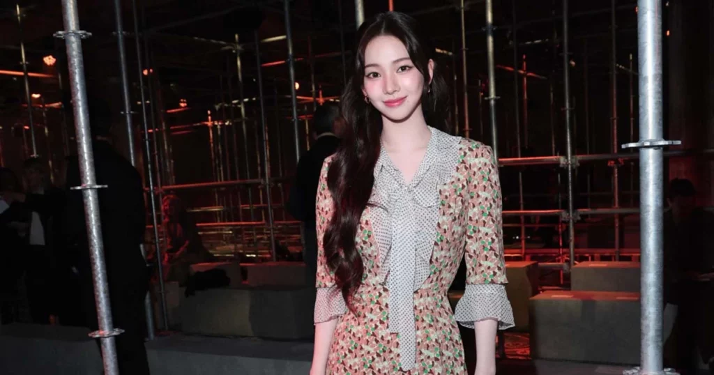 KARINA Prada Ambassador หรือ คาริน่า สมาชิกวง aespa ศิลปินเกิร์ลกรุ๊ปชื่อดังระดับโลก สร้างความประทับใจให้กับอุตสาหกรรมแฟชั่นอีกครั้ง ด้วยการเดินทางเข้าร่วมงานของแบรนด์หรูระดับไฮเอนด์อย่าง Prada ณ กรุงมิลาน ประเทศอิตาลี ซึ่งถือเป็นการกลับมาเยือนเมืองแห่งแฟชั่นนี้เป็นครั้งที่สองภายในระยะเวลาเพียงหนึ่งเดือน ตอกย้ำถึงอิทธิพลและความสัมพันธ์อันแน่นแฟ้นระหว่างศิลปินสาวกับแบรนด์ 🇮🇹 การปรากฏตัวในครั้งนี้ไม่เพียงแต่สะท้อนถึงภาพลักษณ์ที่ทันสมัยและทรงพลังของเธอ แต่ยังแสดงให้เห็นถึงความสำคัญของ KARINA ในฐานะตัวแทนระดับสากลที่สามารถดึงดูดความสนใจจากสื่อมวลชนและแฟนคลับทั่วโลกได้อย่างมหาศาล ซึ่งบรรยากาศ ณ สถานที่จัดงานเต็มไปด้วยความคึกคักจากการรอต้อนรับอย่างหนาแน่น 📍 ตอกย้ำภาพลักษณ์ Global Icon ในงาน Prada FW26 Fashion Show ในการเดินทางเยือนมิลานครั้งล่าสุดนี้ KARINA ได้เข้าร่วมรับชมการเปิดตัวคอลเลกชันใหม่ ซึ่งจัดขึ้นท่ามกลางการจับตามองของเหล่ากูรูแฟชั่นและสื่อมวลชนจากทุกมุมโลก โดยเธอปรากฏตัวในลุคที่ผสมผสานระหว่างความหรูหราแบบคลาสสิกและความล้ำสมัย (Sophisticated Modernity) อันเป็นเอกลักษณ์ของ Prada ซึ่งช่วยเสริมส่งบุคลิกภาพที่โดดเด่นของเธอให้ชัดเจนยิ่งขึ้น 💬 นอกจากนี้ การมาเยือนครั้งนี้ยังถือเป็นความต่อเนื่องจากการปฏิบัติหน้าที่ในฐานะ Global Brand Ambassador ที่มีความเคลื่อนไหวอย่างสม่ำเสมอ โดยทางแบรนด์ได้ให้การต้อนรับอย่างสมเกียรติ พร้อมจัดเตรียมพื้นที่พิเศษสำหรับการชมโชว์ในแถวหน้า (Front Row) ร่วมกับเหล่าเซเลบริตี้ระดับโลกคนอื่นๆ สะท้อนถึงสถานะอันแข็งแกร่งของเธอในวงการแฟชั่นระดับสากล 👗 ความสำเร็จและแรงกระเพื่อมในโลกโซเชียลมีเดีย ภายหลังจากการปรากฏตัวของ KARINA สื่อสังคมออนไลน์ต่างเกิดกระแสการพูดถึงอย่างกว้างขวาง โดยแฮชแท็กที่เกี่ยวข้องกับการเดินทางไปมิลานของเธอสามารถพุ่งทะยานขึ้นสู่อันดับหนึ่งในหลายประเทศทันที นักวิจารณ์แฟชั่นต่างให้ความเห็นว่า การที่ KARINA Prada Ambassador สามารถรักษาความนิยมและสร้างการรับรู้ (Brand Awareness) ให้กับแบรนด์ได้อย่างต่อเนื่องนั้น เป็นผลมาจากภาพลักษณ์ที่เข้ากับ DNA ของแบรนด์ได้อย่างไร้ที่ติ ผู้เชี่ยวชาญด้านการตลาดวิเคราะห์ว่า การเดินทางเยือนมิลานถี่ขึ้นในช่วงปี 2026 นี้ เป็นกลยุทธ์สำคัญในการขยายฐานลูกค้าคนรุ่นใหม่ของ Prada ผ่านอิทธิพลของศิลปิน K-POP ซึ่ง KARINA ไม่เพียงแต่มีฐานแฟนคลับที่เหนียวแน่น แต่ยังมีสไตล์ส่วนตัวที่เข้าถึงง่ายแต่ดูสง่างาม ทำให้สินค้าที่เธอสวมใส่ได้รับความสนใจและเกิดกระแสการจับจองในตลาดแฟชั่นอย่างรวดเร็ว 📈 บทสรุปของความสัมพันธ์ระหว่าง KARINA และ Prada โดยสรุปแล้ว การกลับมาเยือนมิลานอีกครั้งในรอบหนึ่งเดือนของ KARINA ในฐานะแบรนด์แอมบาสเดอร์นั้น มิใช่เพียงแค่การเข้าร่วมงานแฟชั่นตามปกติ แต่คือการยืนยันถึงมาตรฐานระดับสูงและความเป็นมืออาชีพของเธอในฐานะบุคคลสาธารณะที่ทรงอิทธิพล 🕊️ ความสำเร็จจากการร่วมงานในครั้งนี้คาดว่าจะนำไปสู่โปรเจกต์ใหม่ๆ ที่น่าตื่นเต้นระหว่างเธอกับทางแบรนด์ในอนาคตอันใกล้ ไม่ว่าจะเป็นแคมเปญโฆษณาระดับโลกหรือคอลเลกชันพิเศษ ซึ่งแฟนคลับและผู้ติดตามในแวดวงแฟชั่นต่างรอคอยชมการก้าวเดินต่อไปของเธอในเวทีโลกอย่างใกล้ชิด 🌍