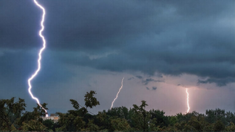 อีสานหนักสุด กรมอุตุนิยมวิทยา พยากรณ์อากาศวันพรุ่งนี้ ฝนถล่ม ลูกเห็บตก ลมแรง เปิดชื่อ 40 จังหวัดโดนเต็มๆ