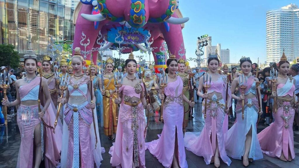 4EVE แปลงโฉม 'รากษสเทวี' นำขบวนแห่นางสงกรานต์ไอคอนสยาม 2026
