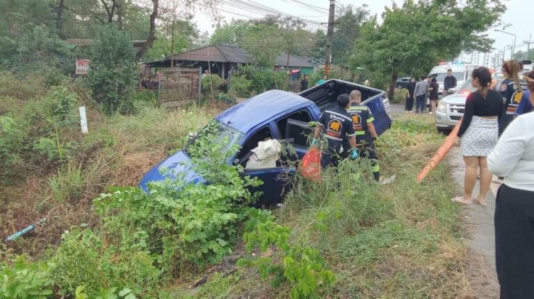 อุบัติเหตุสลด หนุ่มใหญ่ควบกระบะฝ่าฝนเสียหลักชนต้นไม้ เมียดับ