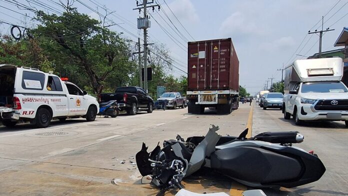 อุบัติเหตุสลด รถบรรทุก 18 ล้อทับลุง รปภ. ดับคาซอยวัดแหลมฟ้าผ่า