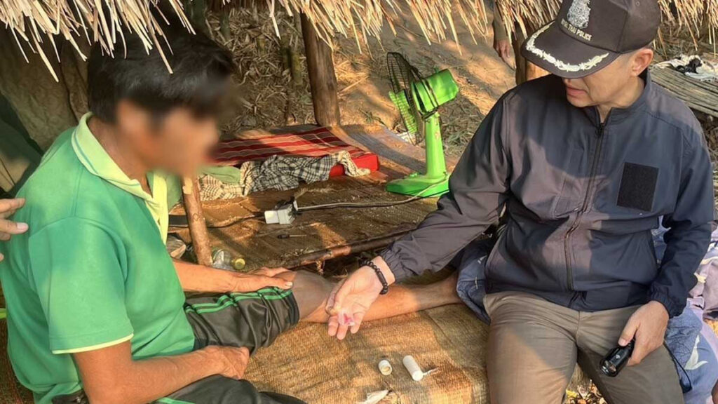 บุกจับหนุ่มเสพยาบ้า อ้างรักษาโรคเกาต์ช่วยให้เดินได้ปกติ เจ้าหน้าที่คุมตัวดำเนินคดีเข้ม