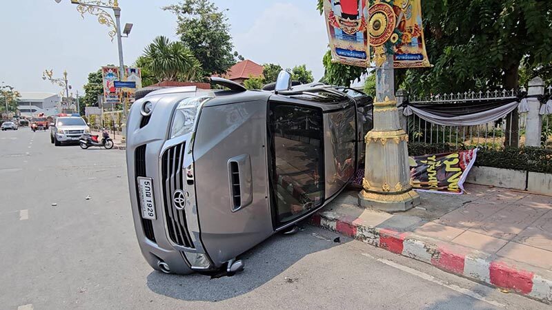 อุบัติเหตุ GPS นำทางทำพิษ สาวขับพุ่งชนกระบะพลิกตะแคง เจ็บ 2 ราย