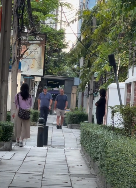 ชาวต่างชาติช่วยเด็กสาว ถนนสาทร ยืนคุมเชิงสกัดชายปริศนาพยายามประชิดตัว