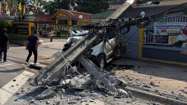 ฟอร์จูนเนอร์ชนเสาไฟฟ้ากระบี่ ตา-ยายดับสลดขณะเดินทางไปหาหมอ