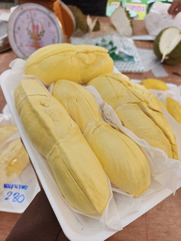 ทุเรียนลูกละ 1 บาท เจ๊ดา ผลไม้ซิ่ง