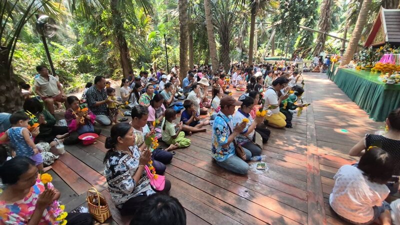 คำชะโนดแตก นักท่องเที่ยวแห่ขอโชคปู่ศรีสุทโธ เลขเด็ดเกลี้ยงแผง