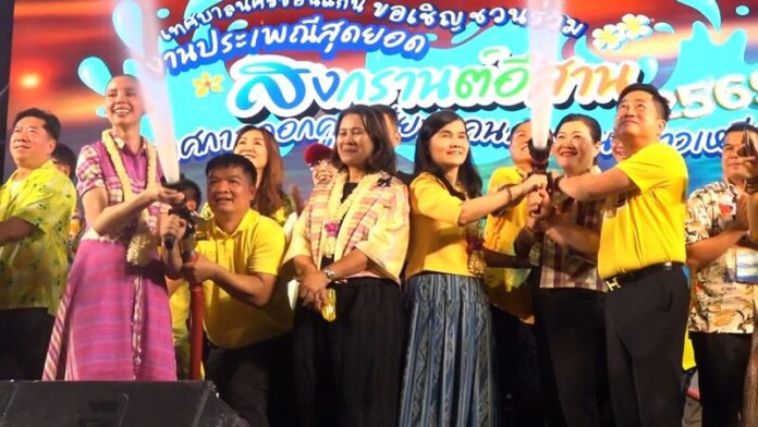 คลื่นมนุษย์ถนนข้าวเหนียวขอนแก่น วันที่ 2 นทท. ทะลักเฉียดแสนคน