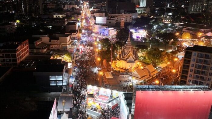 คลื่นมนุษย์ถนนข้าวเหนียวขอนแก่น วันที่ 2 นทท. ทะลักเฉียดแสนคน