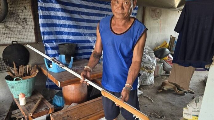 หนุ่มดวงดับ ยิงกบพลาดลูกดอกดีดกลับปักเบ้าตาทะลุสมอง อาการสาหัส