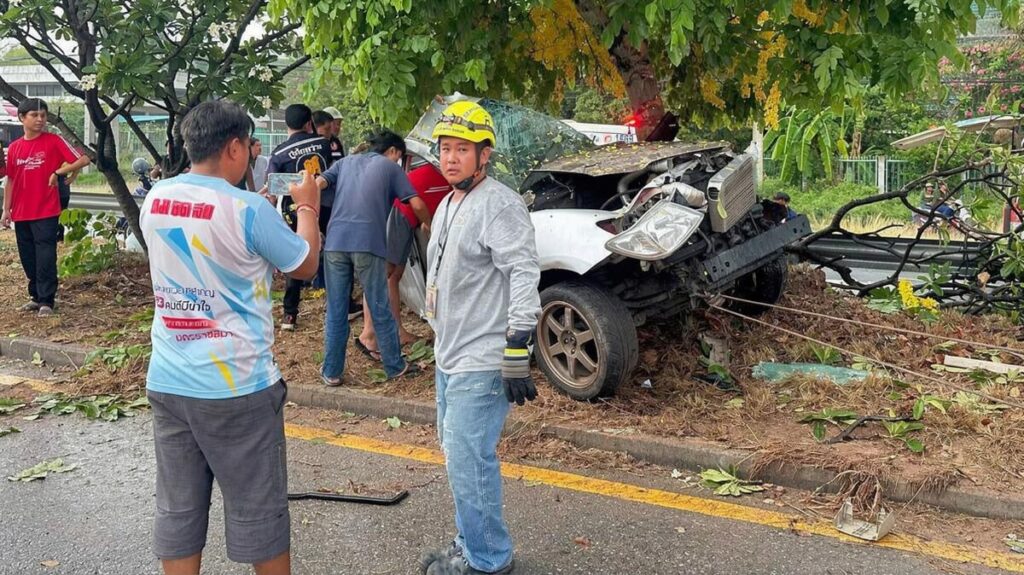 ปิกอัพฝ่าฝนชนต้นไม้ที่สูงเนิน พ่อแม่เสียชีวิตสลด ลูกสาววัย 5 ขวบรอดหวุดหวิด