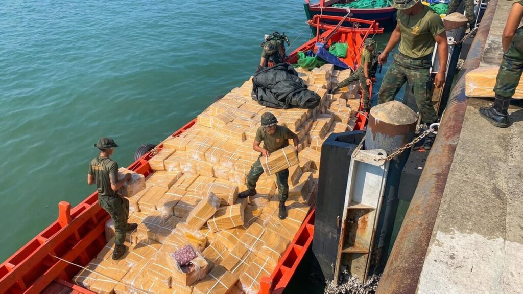 ศรชล.ตราด สกัดจับเรือกัมพูชา 5 ลำ ลักลอบขนสินค้าข้ามแดนกลางดึก