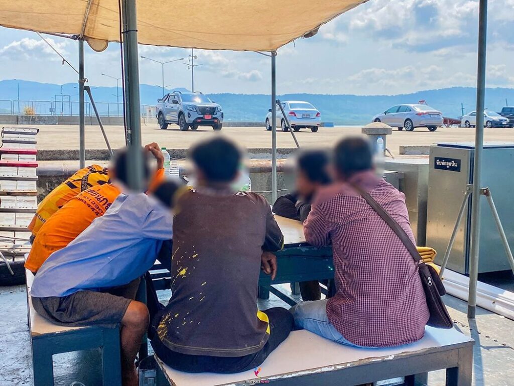 ศรชล.ตราด สกัดจับเรือกัมพูชา 5 ลำ ลักลอบขนสินค้าข้ามแดนกลางดึก