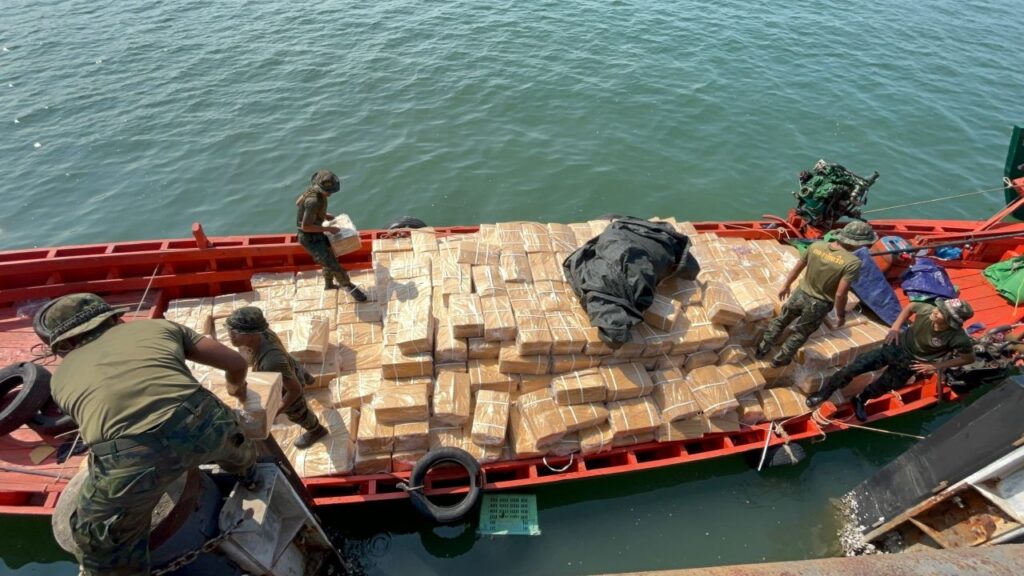 ศรชล.ตราด สกัดจับเรือกัมพูชา 5 ลำ ลักลอบขนสินค้าข้ามแดนกลางดึก