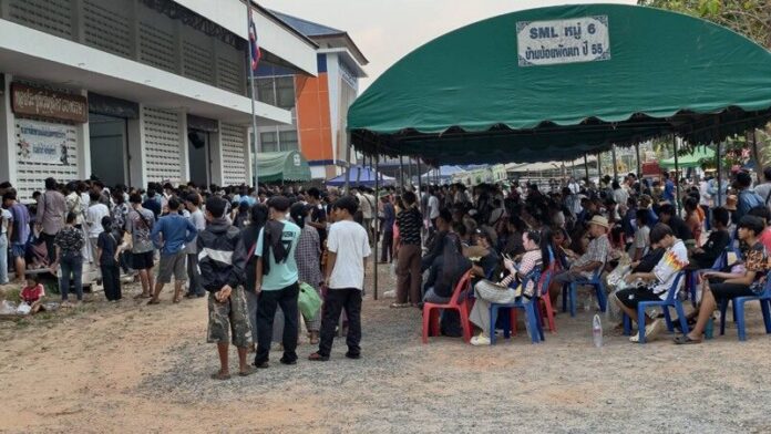 เกณฑ์ทหารอุทัยธานีคึกคัก! หนุ่มพกพุทธคุณเต็มคอ ลุ้นจับใบดำสมใจทำเอาเฮลั่นหอประชุม