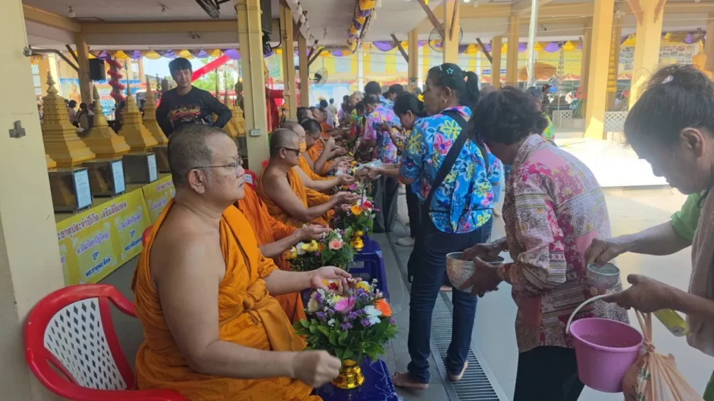 แห่ผ้าห่มหลวงพ่อสมหวัง วัดกลางบางพระ สาธุชนส่องเลขเด็ด 16/4/69