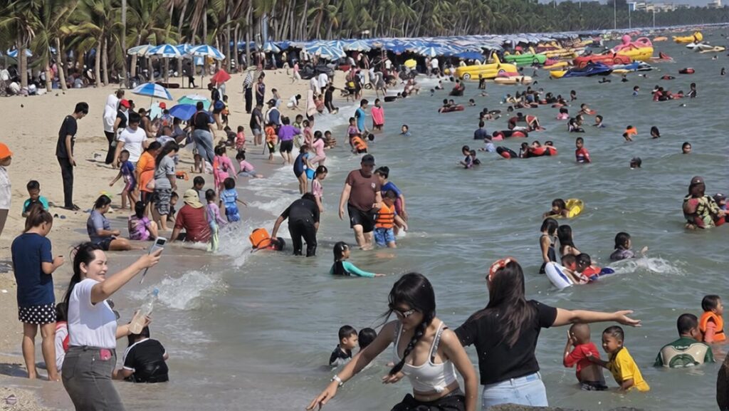 เที่ยวบางแสนวันหยุดแรงงานสุดคึกคัก ประชาชนแห่พักผ่อนคลายร้อน