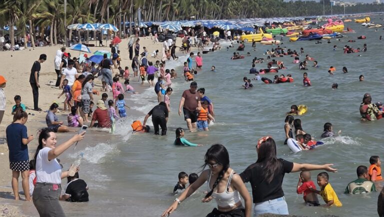 เที่ยวบางแสนวันหยุดแรงงานสุดคึกคัก ประชาชนแห่พักผ่อนคลายร้อน