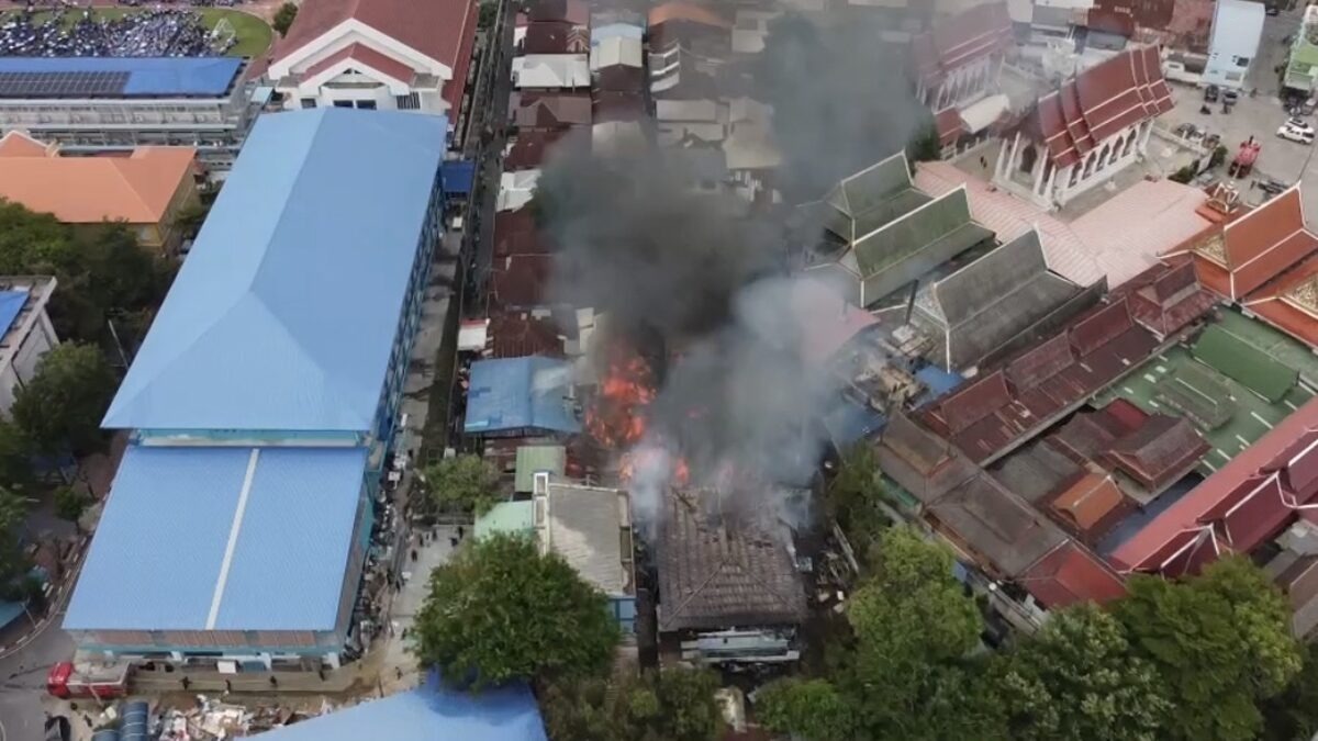 ไฟไหม้ชุมชน อยุธยา เพลิงเผาวอด 6 หลัง เร่งอพยพนักเรียนโรงเรียนดังหนีกลุ่มควันด่วน