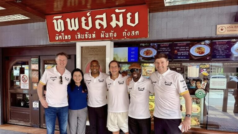 ตำนานแข้งลิเวอร์พูล-แมนยู ยกทัพชิมรสชาติไทย ณ ร้านทิพย์สมัย ผัดไทยประตูผี
