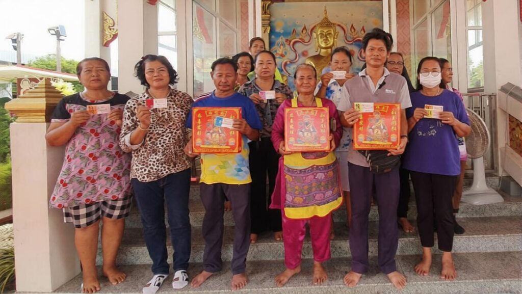 พ่อค้าน้ำอ้อยดวงเฮงถูกรางวัล 10 ใบ แจกน้ำอ้อยชาวบ้านเกลี้ยงรถ แก้บนแน่นวิหารหลวงพ่อใหญ่