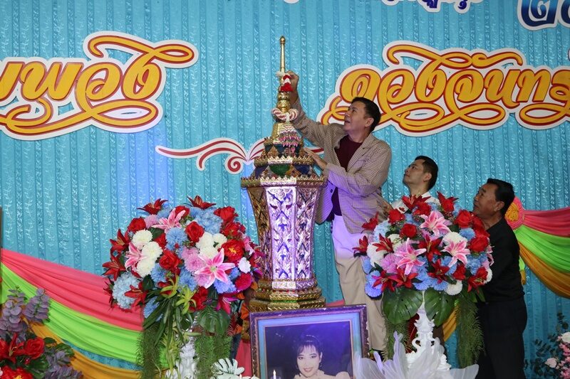 งานรำลึก 34 ปี พุ่มพวง ดวงจันทร์ คึกคักตั้งแต่วันแรก แฟนเพลงร่วมงานเนืองแน่น